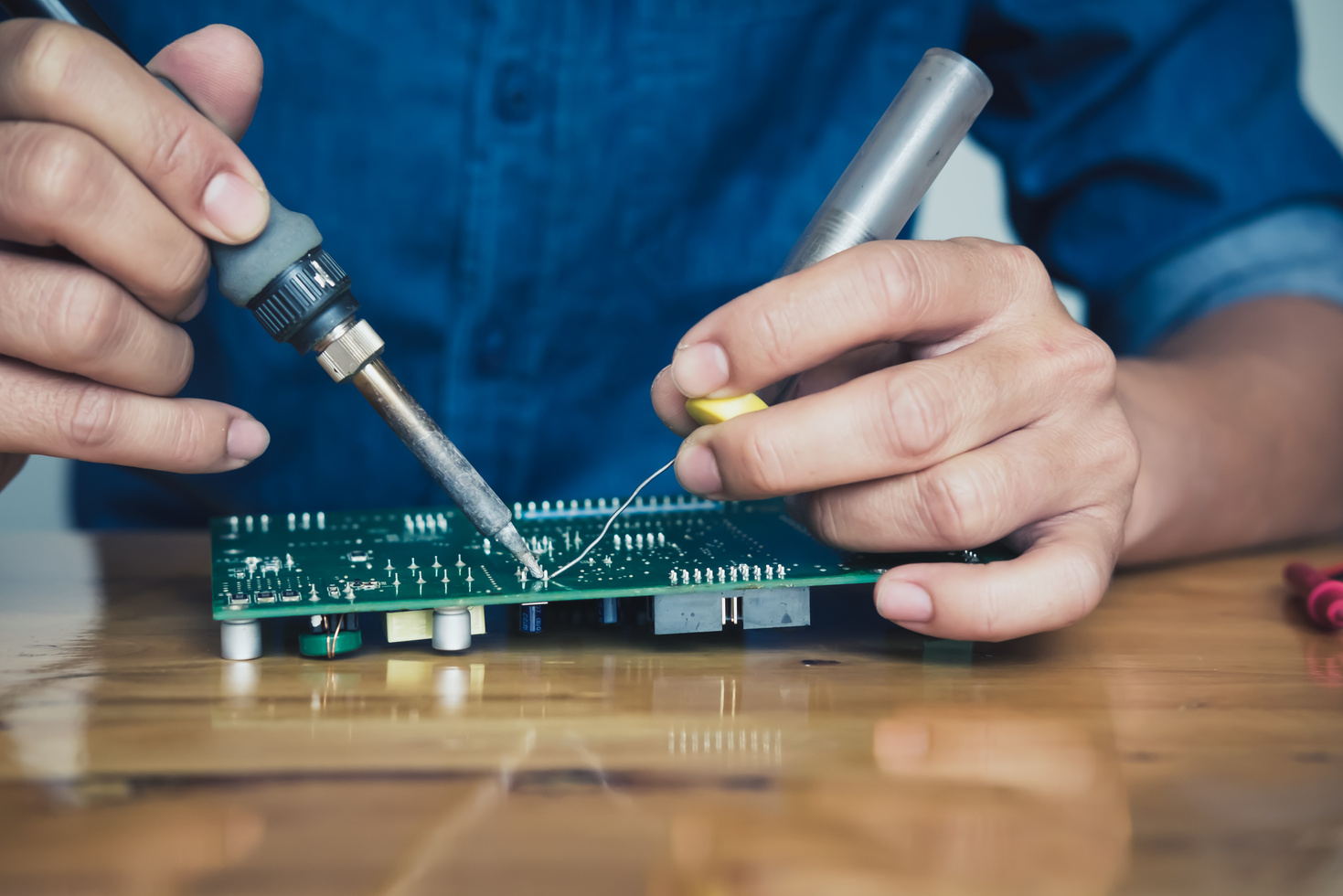  Hand Men Hold Tool Repairs Electronics Manufacture